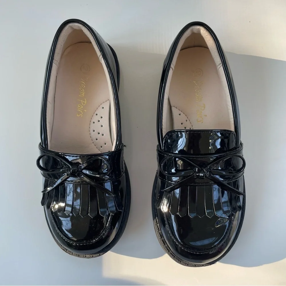Dream Pairs Little Girls Shiny Black Patent Slip on Loafter Size 10, Like new!